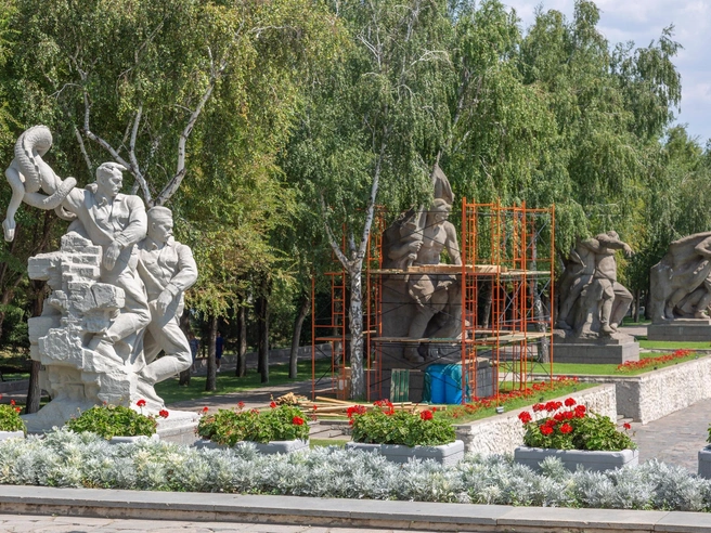 Такой же цвет ожидает и остальные скульптуры на площади | Источник: Константин Завриков / V1.RU