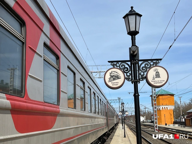 Здесь останавливаются поезда на Москву, Ярославль и Кострому