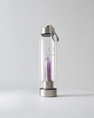 Крупным планом: бутылка для воды с кристаллом