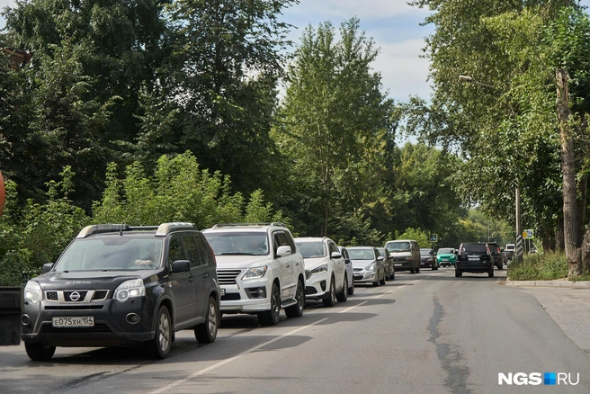 В жаркие дни автомобилистов на ОбьГЭС становится больше: порой водители оставляют машины во дворах, а сами идут на пляж | Источник: Александр Ощепков / NGS.RU