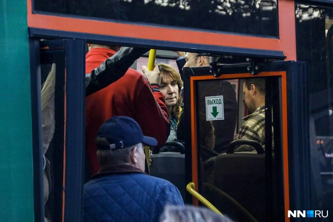 В пробках люди стоят в переполненных автобусах | Источник: Наталья Бурухина / NN.RU