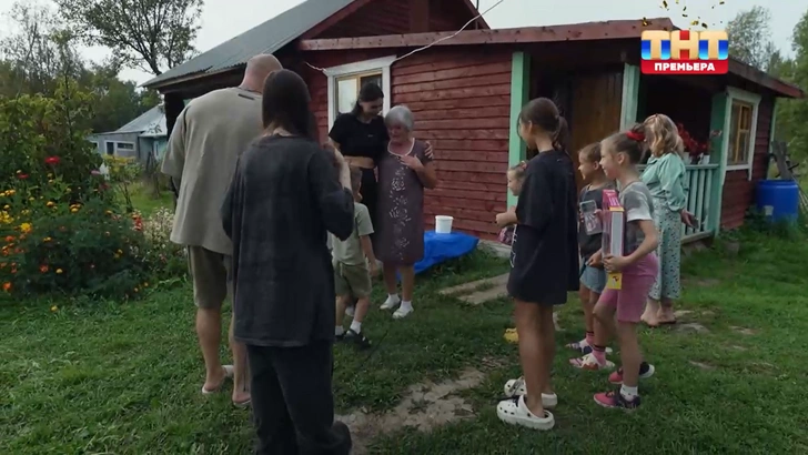 Джиган и Оксана Самойлова подарили бабушкам технику, Ариела отчитала деревенских детей: финал «Большого переселения»