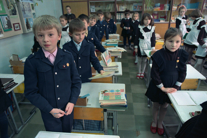 Советские школьницы пытались разнообразить свою школьную форму, потому выбирали оригинальные воротнички, манжеты и банты