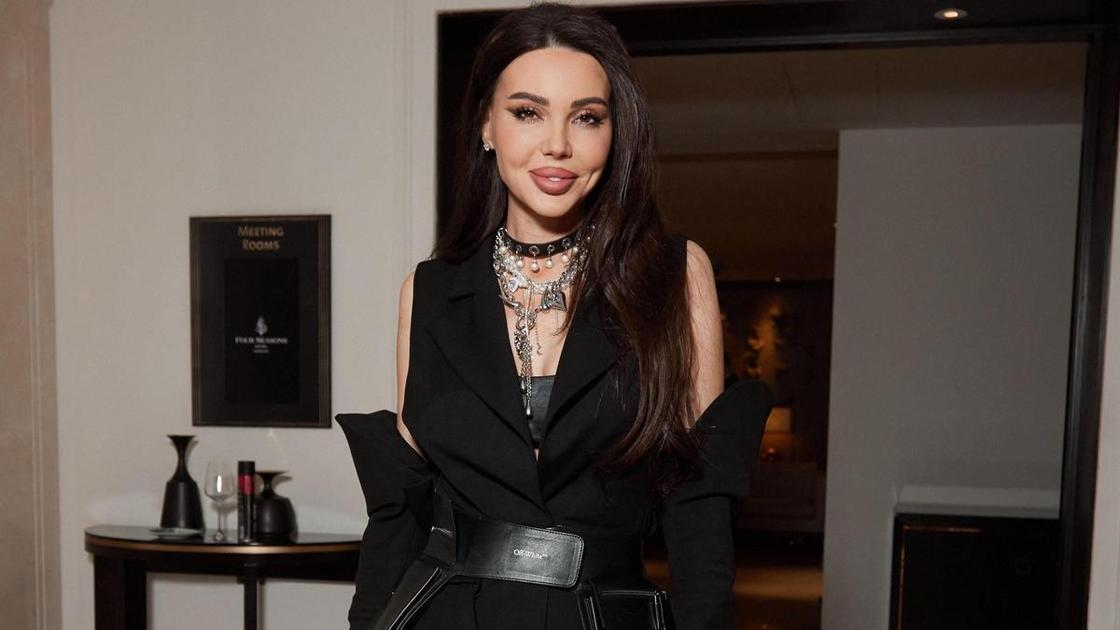 Видео дня: футболист Мбаппе толкнул Оксану Самойлову в Париже