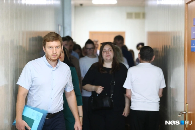 Супруг Дарьи Дерябиной (слева) высказался в её защиту | Источник: Александр Ощепков / NGS.RU
