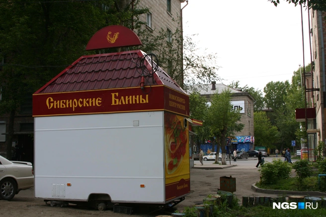 Павильон «Сибирских блинов» в новосибирском дворе с видом на проспект Карла Маркса | Источник: Стас Соколов/NGS.RU 