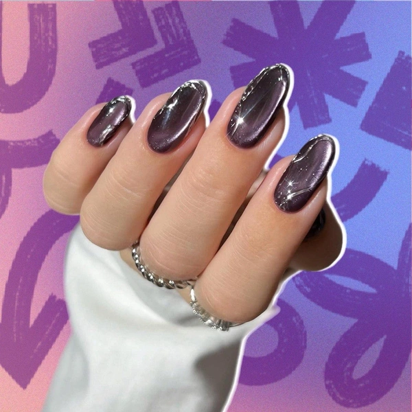 Фиолетовый «кошачий глаз» — трендовый темный маникюр на осень 2025 | Источник: theGirl