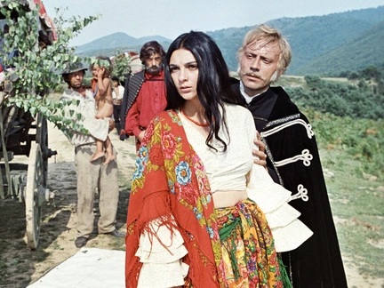 «В жизни надо уметь сгорать дотла». Вдовство, тюрьма и губительная любовь актеров фильма «Табор уходит в небо»