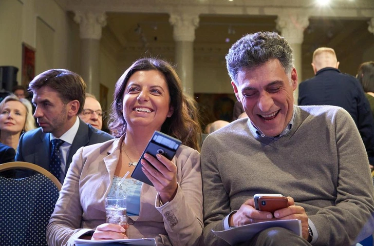 Кеосаян говорил, что буквально на третьем свидании почувствовал родственную связь с Симоньян. При этом за годы совместной жизни режиссер не потерял к ней интереса как к женщине, а также восхищался журналисткой как интеллектуально развитым человеком