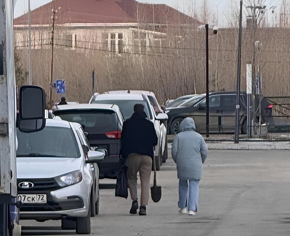 Догнать соседей у девушки не вышло, но фотографию она сделать успела. Зачем мужчине лопата&nbsp;— вы уже поняли | Источник: читатель 72.RU 