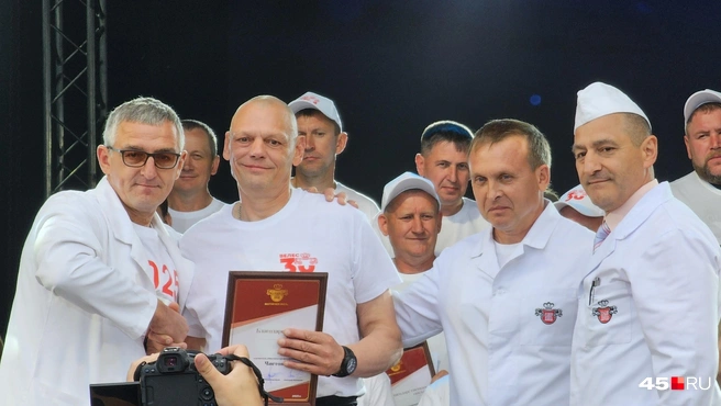 Слева направо: Дмитрий Ильтяков, Сергей Чистов, Дмитрий Каширин и Александр Ильтяков. Сергей Чистов — обвальщик мяса, который вошел в топ-25 лучших профессионалов на международном конкурсе профмастерства. Сейчас на мясокомбинате работают уже его ученики | Источник: Дарья Никитченко / 45.RU