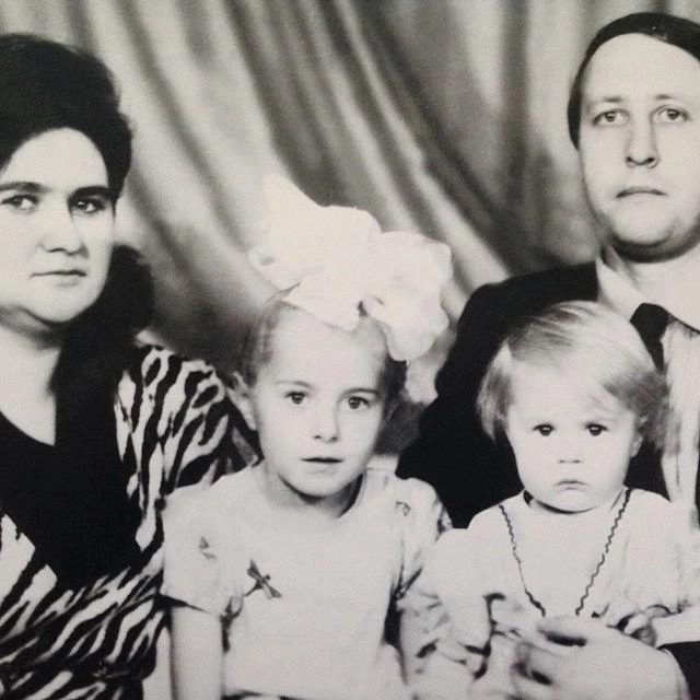 Валя (справа) с сестрой Женей, мамой и папой | Источник: личный архив Валентины Мазуниной