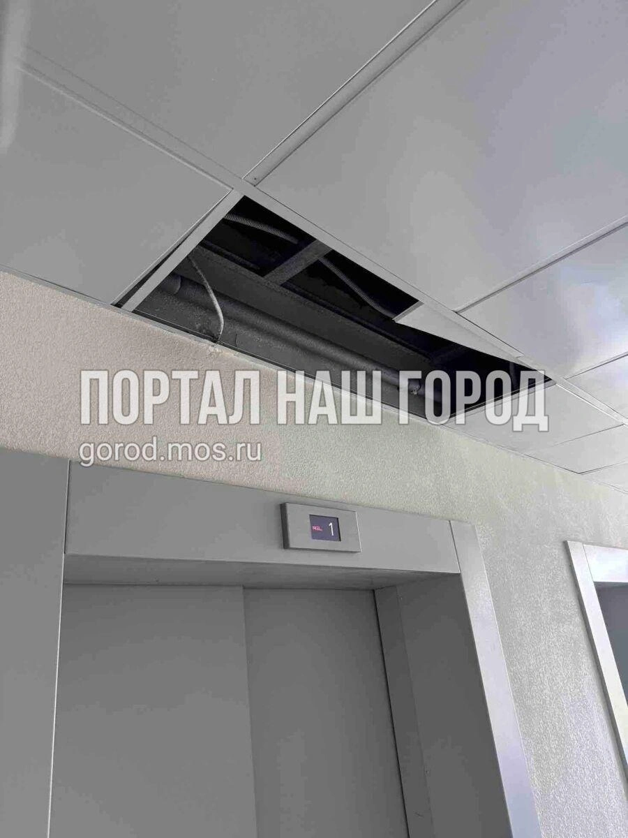 Над лифтом обнаружили дыру в потолке | Источник: gorod.mos.ru