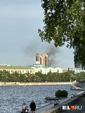 Дым было видно из центра Екатеринбурга | Источник: читатель E1.RU