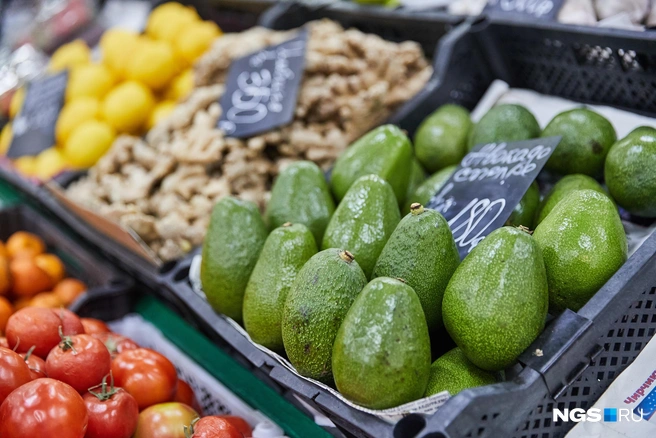 В авокадо есть растительные аналоги холестерина — фитостеролы, которые конкурируют за всасывание в кишечнике и могут снижать уровень «плохого» холестерина | Источник: Александр Ощепков / NGS.RU