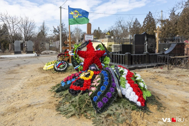 Альберта Бережнова похоронили на Аллее погибших участников СВО на Моторном кладбище | Источник: Константин Завриков