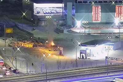 Car fire near Perm gas station fought with snow