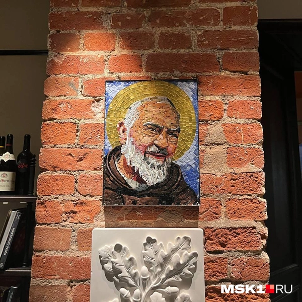 Картина на стене в ресторане | Источник: Дмитрий Грозный / FONTANKA.RU