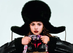 Селена Гомес надела ушанку для Louis Vuitton