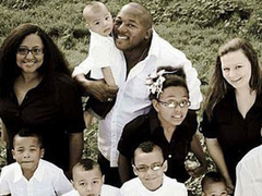 «Моногамия для слабаков»: 41-летний американец живет с тремя женщинами и воспитывает 9 детей