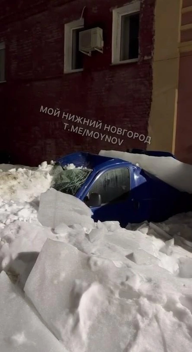 Глыба смяла припаркованное авто | Источник: moynizhny / T.me