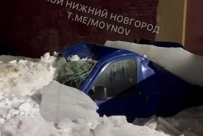 Лёд обрушился на машину у отделения ГАИ