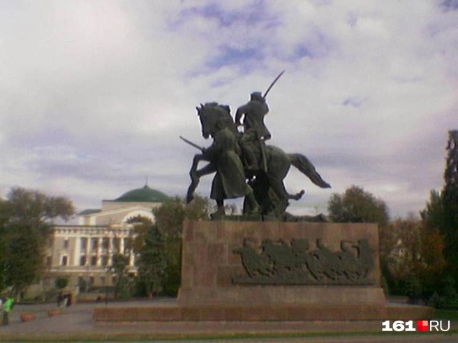 Памятники лучше фотографировать с солнечной стороны, тогда есть шанс разобрать хоть какие-то детали | Источник: Евгений Вдовин / 161.RU