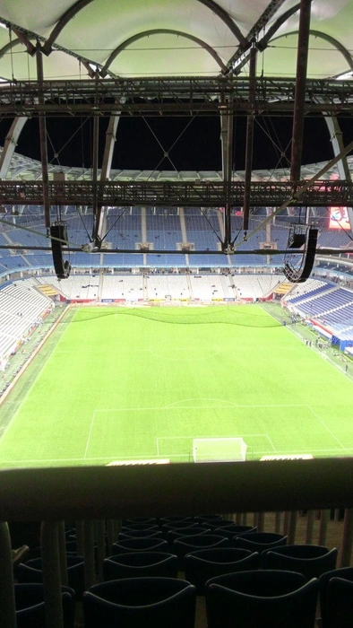 Совсем скоро на этом зеленом газоне будет очень жарко | Источник: читатели V1.RU