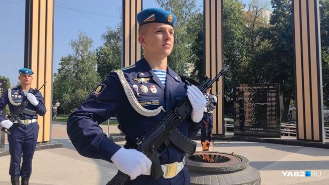 Павших десантников почтили минутой молчания во время возложения цветов | Источник: Кристина Мельникова