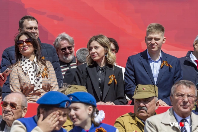 Семья губернатора на трибуне парада Победы в 2024 году | Источник: Константин Завриков / V1.RU