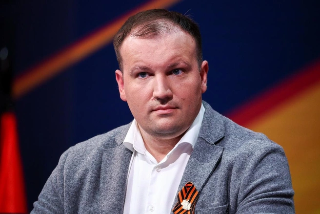 Михаил Звинчук во время лекции «Голос фронта: как военкоры пишут хронику победы» в рамках просветительского марафона общества «Знание. Первые» в Музее Победы. | Источник: Сергей Булкин / ТАСС