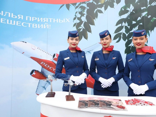 Сотрудницы авиакомпании «Россия» раздавали шоколадки и охотно фотографировались с гостями | Источник: Сергей Михайличенко / «Фонтанка.ру»
