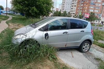 Брошенный Mercedes эвакуировали с улицы Тюленина