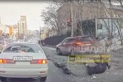 Hyundai сбил женщину в Новосибирске, вызвав массовое ДТП
