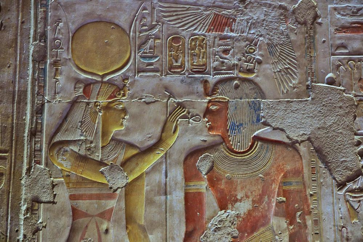 История умалчивает: зачем фараоны в Древнем Египте носили странные полосатые платки