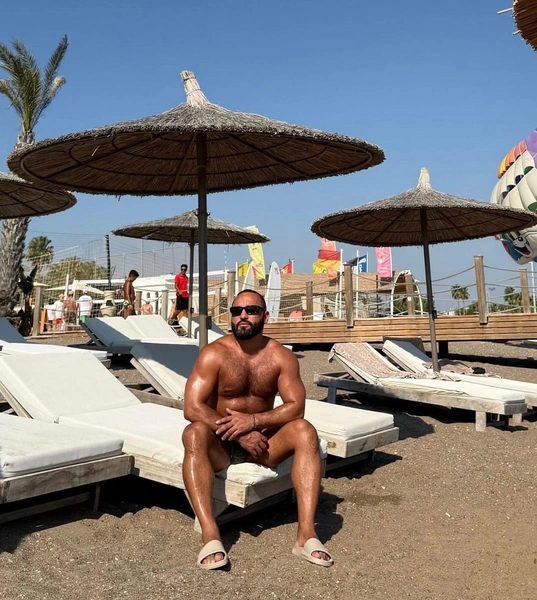 Камбаров часто выкладывает фото с голым торсом