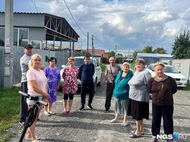 На 2-ой Рактиной собрались соседи с нескольких улиц. У них портятся электроприборы, а электроэнергии нет обычно дольше всех | Источник: Настасья Медведева / NGS.RU