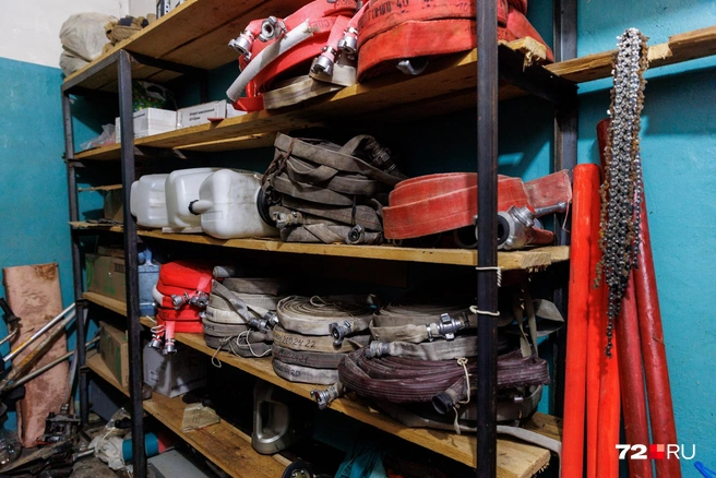 На складе хранится все необходимое для тушения пожара  | Источник: Ирина Шарова / 72.RU 