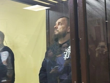 «Меня избили!»: владелец пыточного рехаба Максим Антонов привез на суд парализованную мать