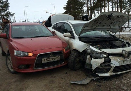 У поворота на Варские столкнулись Mitsubishi и Renault | ya62.ru