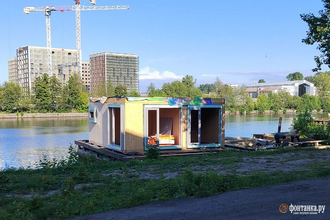Плавучий дом в Галерной гавани 8 августа | Источник: читатель «Фонтанки» Егор