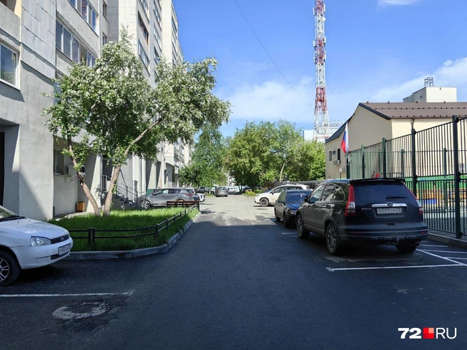 Общий вид на небольшой двор в центре Тюмени. С тротуарами тут негусто, точнее&nbsp;— их почти нет | Источник: Павел Красоткин / 72.RU 
