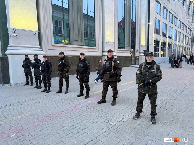 Силовики перекрыли пешеходную зону — оттуда не выпускали подростков и подозрительных личностей | Источник: читатель E1.RU