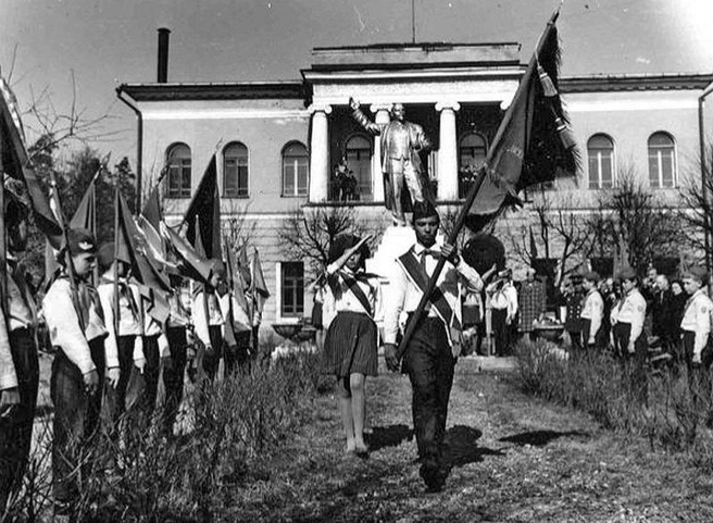 В советское время главный дом усадьбы был Дворцом пионеров | Источник: Большая российская энциклопедия