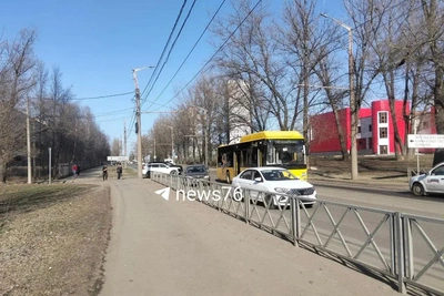 В Ярославле легковушка врезалась в автобус, есть пострадавшие