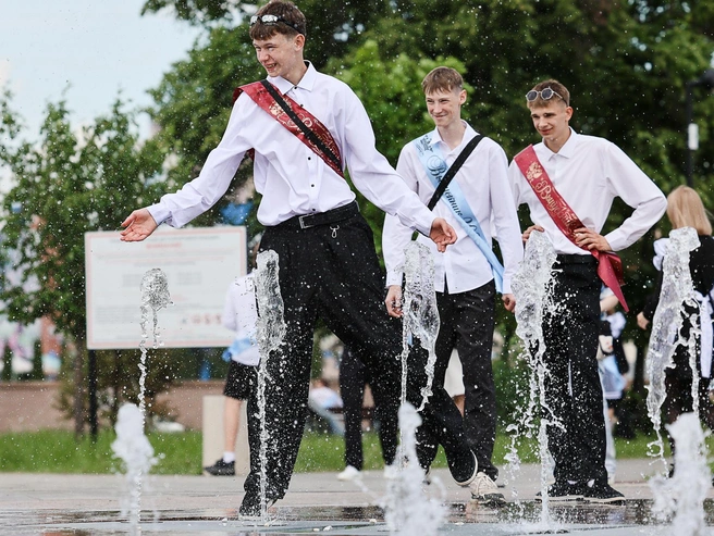 Выпускники буквально оккупировали «сухие» фонтаны на набережных | Источник: Наталья Лапцевич
