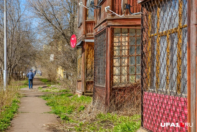 Решетки на балконах первого этажа | Источник: Булат Салихов / UFA1.RU