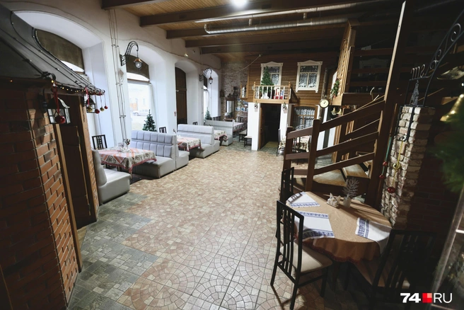 На месте торгового зала сейчас работает музейное кафе | Источник: Наталья Лапцевич / 74.RU