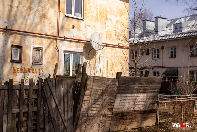 Местные виртуозно озаборивают пространство | Источник: Кирилл Поверинов / 76.RU