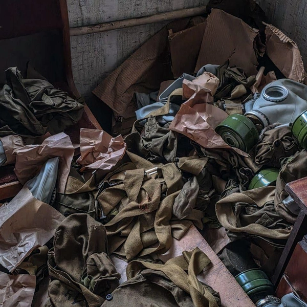 В коробках нашли защитные костюмы с противогазами | Источник: stalker tour / T.me